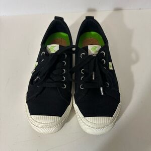 Cariuma OCA Low Black Canvas Sneakers | Women Size 8.5